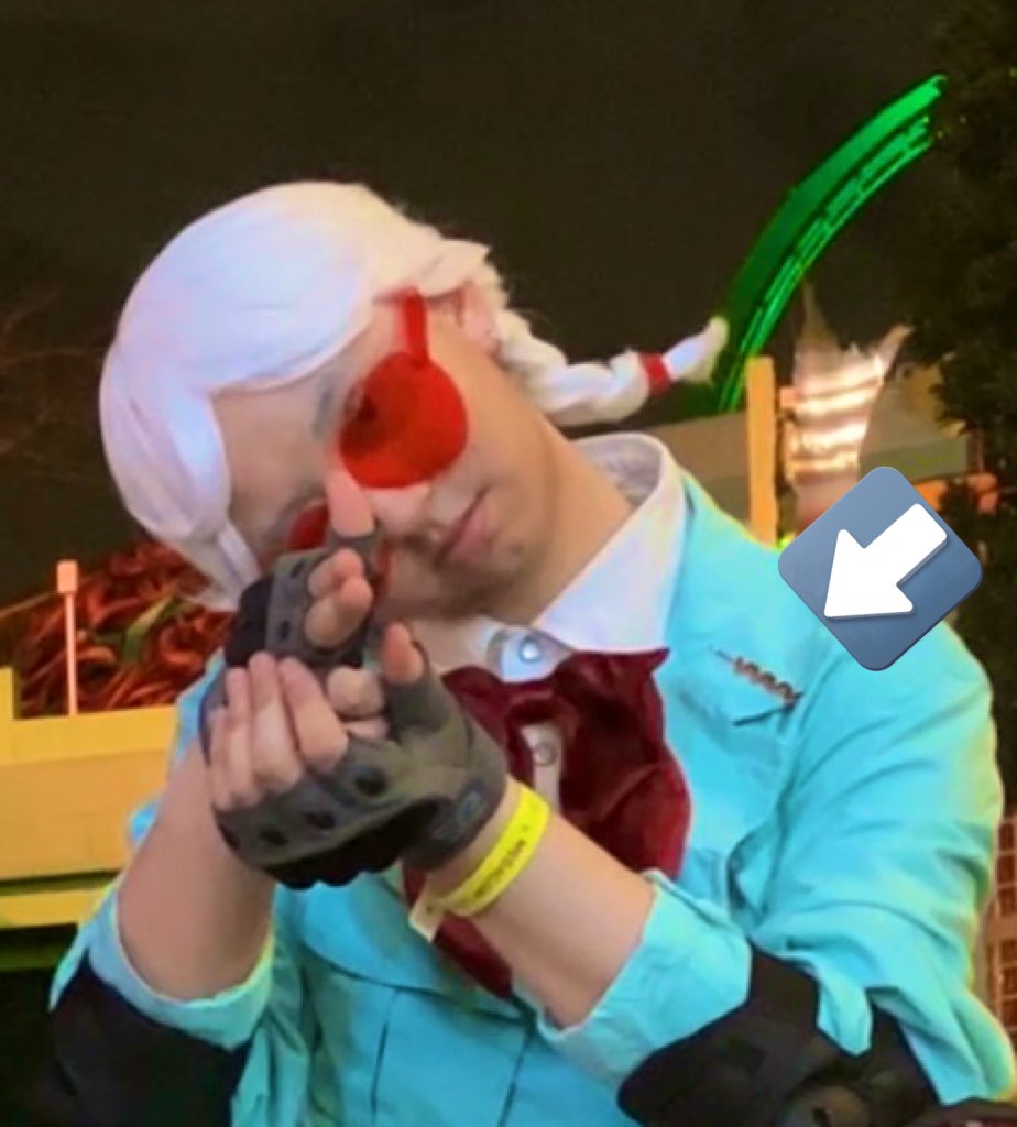 JeyaltPuff's tweet photo. @enzuaeiou omg I just noticed koharu's hair clip I literally had that clip as part of my Ena cosplay a few days ago (hard to see but it's a gold colored pin with 4 hearts) https://t.co/GT4A8O3Q58
