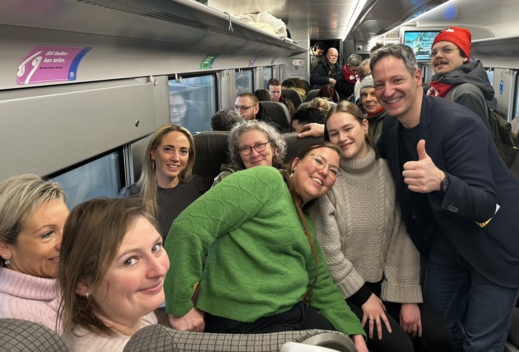DeWitteKim's tweet photo. Boemvolle trein vanuit Limburg naar Brussel voor de nationale actiedag van de vakbonden. Geen zitplaats meer te vinden, maar de solidariteit is voelbaar. #StopArizona #SamenSterk ✊❤️ https://t.co/KEolfGCSNN