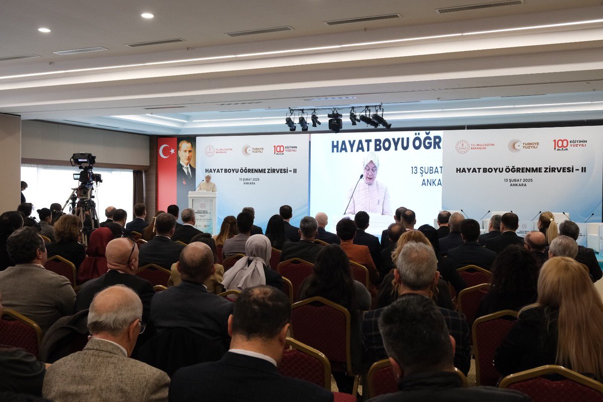 Bakan Yardımcımız Sayın Doç. Dr. Celile Eren Ökten ve Genel Müdür Yardımcımız Sayın Hüseyin Kendirci’nin açış konuşmalarıyla “Hayat Boyu Öğrenme Zirvesi II “  başladı.

Zirve’ye; Yenilik ve Eğitim Teknolojileri Genel Müdürü Sayın Mustafa Canlı, akademisyenler, uluslararası