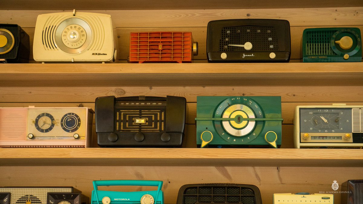 En el #DíaMundialDeLaRadio recordamos que, para denominar a las personas que la escuchan, el «Diccionario de la lengua española» recoge los términos «oyente», «radioyente» y «radioescucha». También puede emplearse la voz «escuchante». ¿Cuál utilizan ustedes?