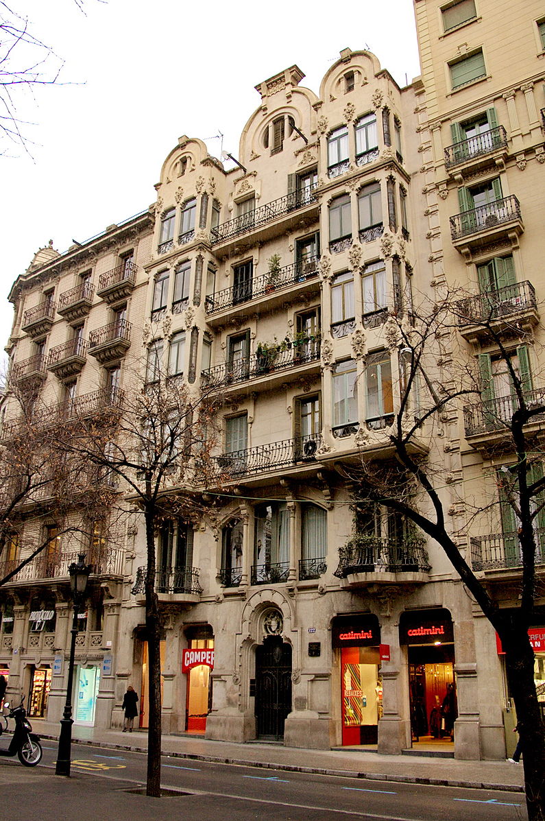 Situada al Quadrat d’Or de Barcelona trobem aquesta obra de Josep Domènech i Estapà. És la Casa Antoni Costa, un edifici modernista ben elegant i amb un aire molt europeu, amb influències de l’estil Secession vienès.

📍Casa Antoni Costa (1904), Rambla Catalunya, 122, Barcelona.