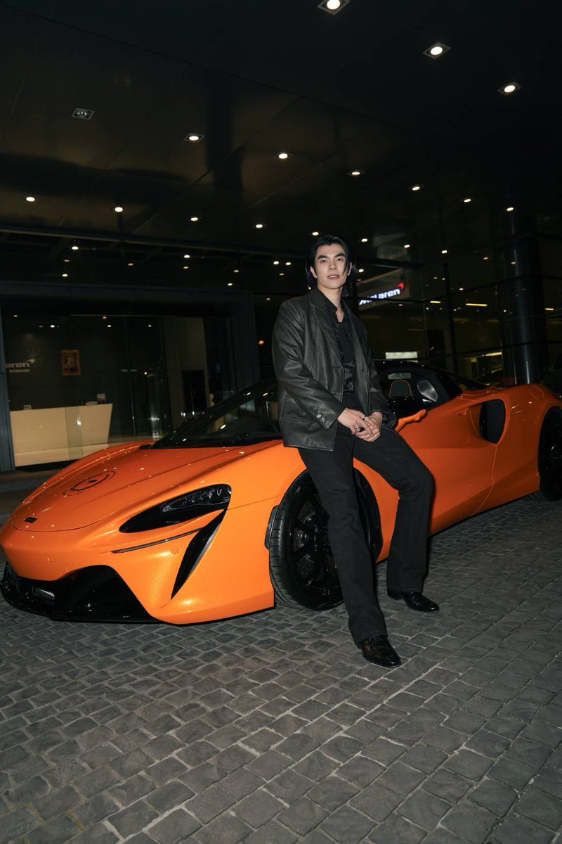 ParkkengChannel's tweet photo. ชมลุค Airport ของ “มาย ภาคภูมิ” ที่พร้อมบินตรงร่วมทริปสุด Exclusive ในฐานะ Friend of McLaren Bangkok ไกลถึงฟินแลนด์ !

#MileflyforMcLarenArcticDrive
#PureArcticExperience
#MilePhakphum 
#McLaren
 
👉🏻 ชมภาพเพิ่มเติม https://t.co/Z6q2Id1bsV

       ทริป Pure McLaren Arctic Experience 2025 จะจัดขึ้นในช่วงวันที่ 13-17 กุมภาพันธ์ ในทริปนี้จะเต็มไปด้วยผู้มีใจรักในความเร็วและรถซูเปอร์คาร์อย่าง McLaren โดยผู้ขับขี่ทุกระดับจะได้ฝึกฝนทักษะของพวกเขาในสถานที่ที่น่าตื่นตาตื่นใจ ไม่ว่าคุณจะเป็นผู้ขับขี่ที่มีประสบการณ์ขั้นไหน หรือแม้แต่ผู้ขับระดับเริ่มต้นที่กระตือรือร้นที่ต้องการเรียนรู้พื้นฐานของการควบคุมรถซูเปอร์คาร์ 

     งานนี้เป็นสถานที่ที่สมบูรณ์แบบสำหรับการทดสอบและพัฒนาทักษะของคุณอย่างที่ไม่เคยมีมาก่อน และแน่นอนจะถูกจัดขึ้นบนทะเลสาบน้ำแข็งที่งดงามของฟินแลนด์

       งานนี้มารอติดตามชมกันว่าจะมีภาพหรือวิดีโอพร้อมความตื่นเต้นแบบไหนออกมาบ้างจากหนุ่ม มาย ภาคภูมิ เพราะนี่ถือเป็นงานระดับ Global Event ครั้งแรกของเขาตั้งแต่ได้รับตำแหน่ง Friend of McLaren Bangkok เลยทีเดียว มาร่วมลุ้นกันต่อว่าจะมีภาพของหนุ่มมายในช่องทาง Global ของทางแบรนด์เองอีกมั้ย