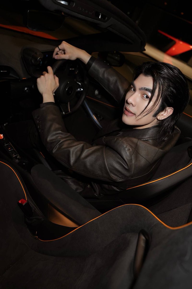 ParkkengChannel's tweet photo. ชมลุค Airport ของ “มาย ภาคภูมิ” ที่พร้อมบินตรงร่วมทริปสุด Exclusive ในฐานะ Friend of McLaren Bangkok ไกลถึงฟินแลนด์ !

#MileflyforMcLarenArcticDrive
#PureArcticExperience
#MilePhakphum 
#McLaren
 
👉🏻 ชมภาพเพิ่มเติม https://t.co/Z6q2Id1bsV

       ทริป Pure McLaren Arctic Experience 2025 จะจัดขึ้นในช่วงวันที่ 13-17 กุมภาพันธ์ ในทริปนี้จะเต็มไปด้วยผู้มีใจรักในความเร็วและรถซูเปอร์คาร์อย่าง McLaren โดยผู้ขับขี่ทุกระดับจะได้ฝึกฝนทักษะของพวกเขาในสถานที่ที่น่าตื่นตาตื่นใจ ไม่ว่าคุณจะเป็นผู้ขับขี่ที่มีประสบการณ์ขั้นไหน หรือแม้แต่ผู้ขับระดับเริ่มต้นที่กระตือรือร้นที่ต้องการเรียนรู้พื้นฐานของการควบคุมรถซูเปอร์คาร์ 

     งานนี้เป็นสถานที่ที่สมบูรณ์แบบสำหรับการทดสอบและพัฒนาทักษะของคุณอย่างที่ไม่เคยมีมาก่อน และแน่นอนจะถูกจัดขึ้นบนทะเลสาบน้ำแข็งที่งดงามของฟินแลนด์

       งานนี้มารอติดตามชมกันว่าจะมีภาพหรือวิดีโอพร้อมความตื่นเต้นแบบไหนออกมาบ้างจากหนุ่ม มาย ภาคภูมิ เพราะนี่ถือเป็นงานระดับ Global Event ครั้งแรกของเขาตั้งแต่ได้รับตำแหน่ง Friend of McLaren Bangkok เลยทีเดียว มาร่วมลุ้นกันต่อว่าจะมีภาพของหนุ่มมายในช่องทาง Global ของทางแบรนด์เองอีกมั้ย