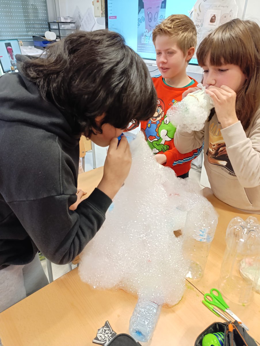 ceiparcipreste's tweet photo. Está semana celebramos la #internationalscienceweek con nuestros colegas de #Belgica y de #irlanda🇮🇪 
Hemos aprendido muchas cosas y lo bien que nos lo estamos pasando.
@educacyl @sepiegob https://t.co/QQojDBGPFK