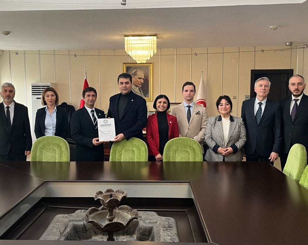 Sevgili yurttaşlarım
Genel Başkanımız sayın Gültekin UYSAL, Demokratik Kitle Örgütleri Başkanımız sayın Ömer KÜLAHLI, Baskan Yardımcıları sayın Habibe ÇÖGEN, ve sayın Gökhan UYANIK, ile birlikte Genel Merkezimizde Emeklilikte Adalet Derneği ( EMADDER ) ile önemli ve verimli bir