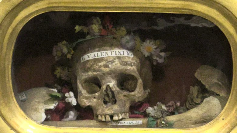 DrSamGeorge1's tweet image. ST VALENTINE is the holy guardian of lovers but not many people know that after death his skull became a decorated floral relic, one of the most gothic items to be found in a Roman reliquary. Shown here in the Basilica di Santa Maria in Cosmedin #ValentinesDay