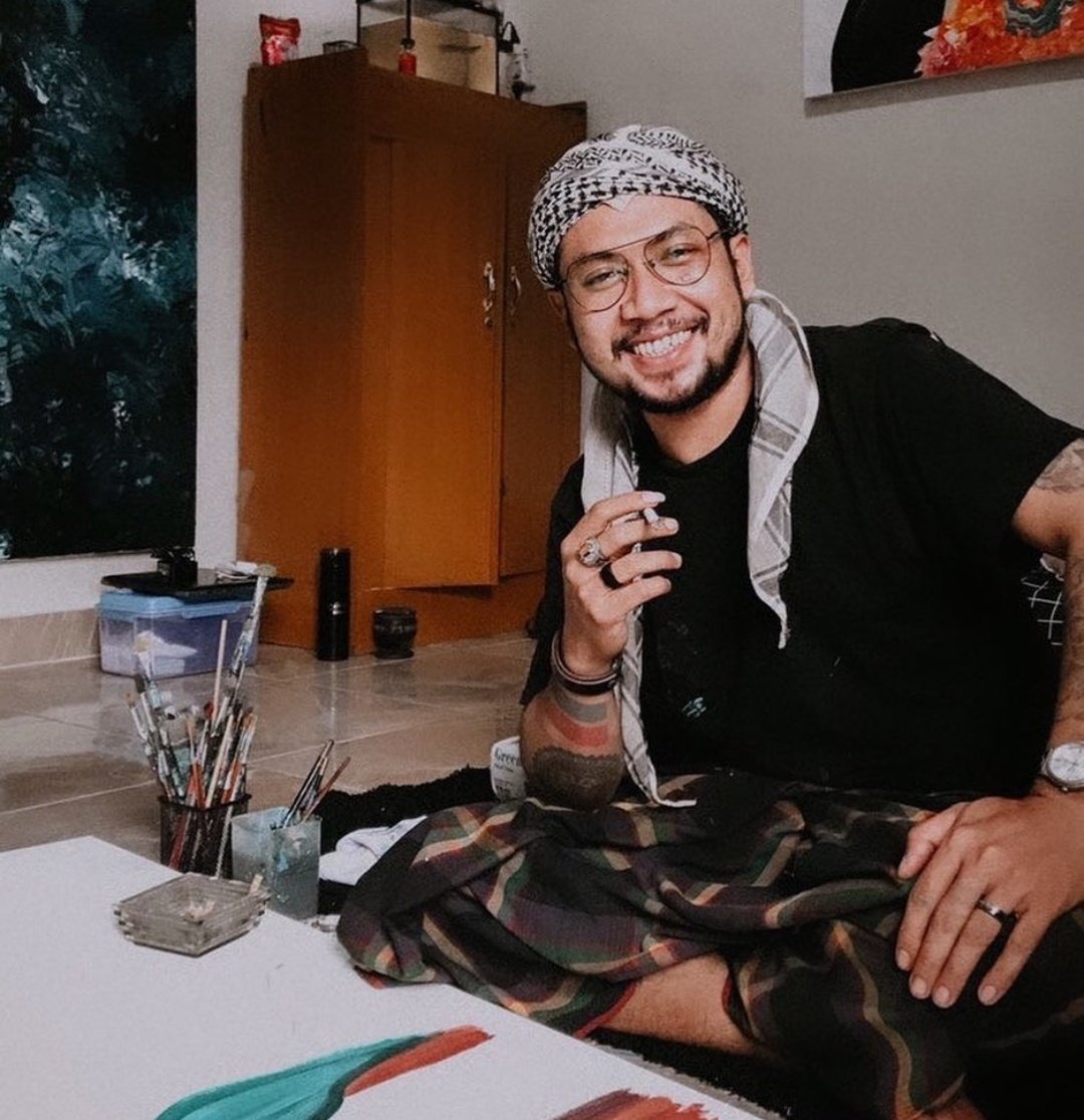 miftahrizaq_'s tweet photo. Kalau cuma modal sorban sama jenggot begitu, saya juga bisa!

Tapi menurut saya daripada ngrazia orang mau makan apa, mendingan ikut saya sini kita razia siapa saudara-saudara kita yang belum makan karena memang gak punya apa-apa buat dimakan trus kita usahain bareng-bareng biar bisa bantu minimal kasi makanan!