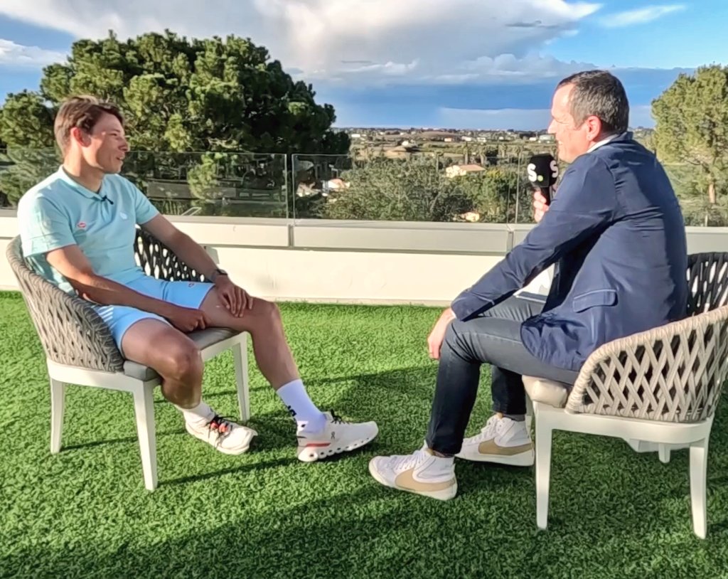 'Liever groen in Parijs dan geel in Rijsel.
-En kassei in Roubaix?
Graag.

Vorig jaar gaf ik mezelf 7 op 10. Dit jaar wil ik 8 of 9.

Ik zal spel wielrennen niet snel uitgespeeld hebben.'

<a href="/JasperPhilipsen/">Jasper Philipsen</a> kijkt vooruit op nieuw werkjaar. Interview <a href="/sporza/">sporza</a>.
#DeVlamVanHam
#TDF2025