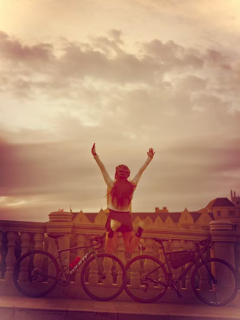 Cycling allows you to experience the world more fully. 🥰  
We are the OEM factory for cycling and sportswear. 
A big thank you to my dear friend for the wonderful cycling gift. 
It fits me perfectly. 😁 
@Elena @Lauren
 
#cycling #sportswear #roadcycling #Yuepai