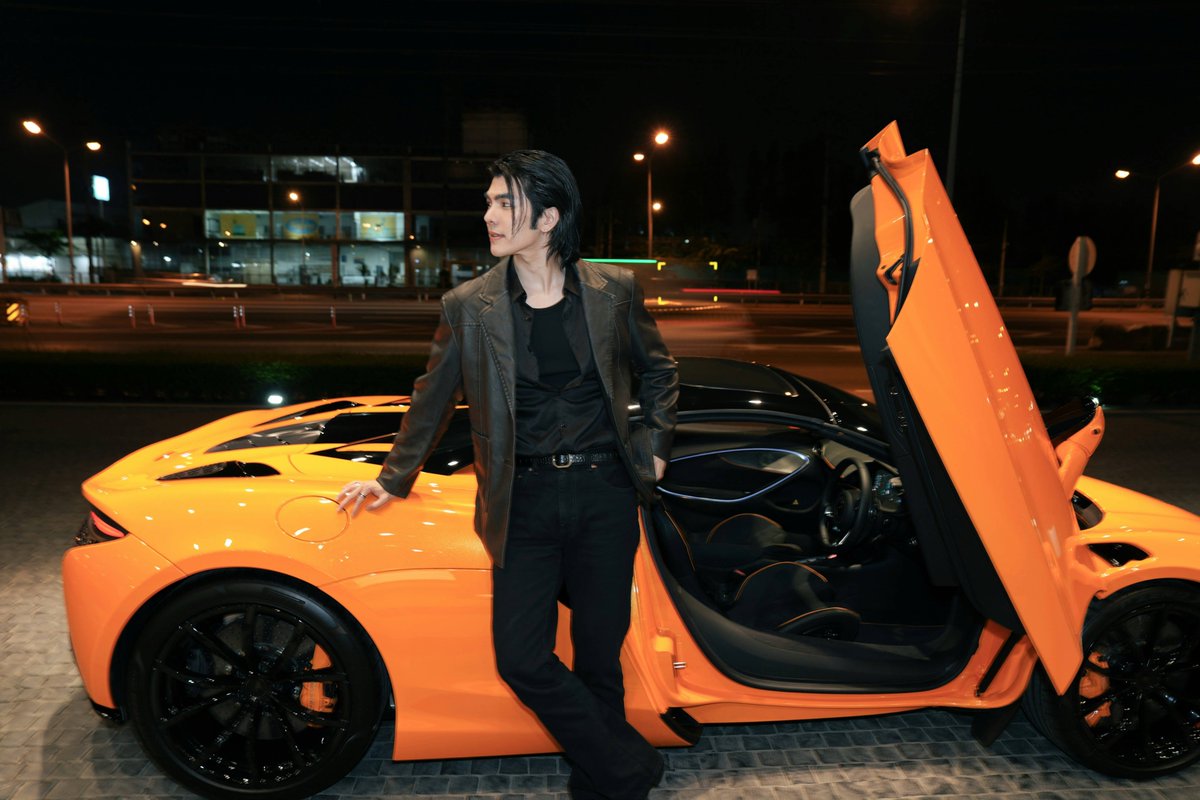 TripleclickTH's tweet photo. ชมลุค Airport ของ มาย ภาคภูมิ ที่พร้อมบินตรงร่วมทริปสุด Exclusive ในฐานะ Friend of McLaren Bangkok ไกลถึงฟินแลนด์ !

#MileflyforMcLarenArcticDrive
#PureArcticExperience
#MilePhakphum 
#McLaren

>>https://t.co/cI48ijZCUC

ทริป Pure McLaren Arctic Experience 2025 จะจัดขึ้นในช่วงวันที่ 13-17 กุมภาพันธ์ ในทริปนี้จะเต็มไปด้วยผู้มีใจรักในความเร็วและรถซูเปอร์คาร์อย่าง McLaren โดยผู้ขับขี่ทุกระดับจะได้ฝึกฝนทักษะของพวกเขาในสถานที่ที่น่าตื่นตาตื่นใจ ไม่ว่าคุณจะเป็นผู้ขับขี่ที่มีประสบการณ์ขั้นไหน หรือแม้แต่ผู้ขับระดับเริ่มต้นที่กระตือรือร้นที่ต้องการเรียนรู้พื้นฐานของการควบคุมรถซูเปอร์คาร์ 

งานนี้เป็นสถานที่ที่สมบูรณ์แบบสำหรับการทดสอบและพัฒนาทักษะของคุณอย่างที่ไม่เคยมีมาก่อน และแน่นอนจะถูกจัดขึ้นบนทะเลสาบน้ำแข็งที่งดงามของฟินแลนด์

งานนี้มารอติดตามชมกันว่าจะมีภาพหรือวิดีโอพร้อมความตื่นเต้นแบบไหนออกมาบ้างจากหนุ่ม มาย ภาคภูมิ เพราะนี่ถือเป็นงานระดับ Global Event ครั้งแรกของเขาตั้งแต่ได้รับตำแหน่ง Friend of McLaren Bangkok เลยทีเดียว มาร่วมลุ้นกันต่อว่าจะมีภาพของหนุ่มมายในช่องทาง Global ของทางแบรนด์เองอีกมั้ย