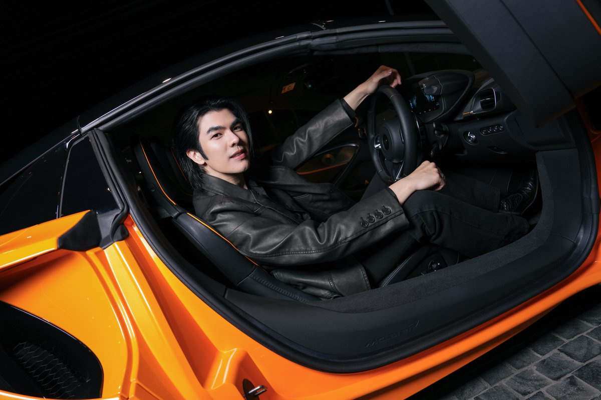 TripleclickTH's tweet photo. ชมลุค Airport ของ มาย ภาคภูมิ ที่พร้อมบินตรงร่วมทริปสุด Exclusive ในฐานะ Friend of McLaren Bangkok ไกลถึงฟินแลนด์ !

#MileflyforMcLarenArcticDrive
#PureArcticExperience
#MilePhakphum 
#McLaren

>>https://t.co/cI48ijZCUC

ทริป Pure McLaren Arctic Experience 2025 จะจัดขึ้นในช่วงวันที่ 13-17 กุมภาพันธ์ ในทริปนี้จะเต็มไปด้วยผู้มีใจรักในความเร็วและรถซูเปอร์คาร์อย่าง McLaren โดยผู้ขับขี่ทุกระดับจะได้ฝึกฝนทักษะของพวกเขาในสถานที่ที่น่าตื่นตาตื่นใจ ไม่ว่าคุณจะเป็นผู้ขับขี่ที่มีประสบการณ์ขั้นไหน หรือแม้แต่ผู้ขับระดับเริ่มต้นที่กระตือรือร้นที่ต้องการเรียนรู้พื้นฐานของการควบคุมรถซูเปอร์คาร์ 

งานนี้เป็นสถานที่ที่สมบูรณ์แบบสำหรับการทดสอบและพัฒนาทักษะของคุณอย่างที่ไม่เคยมีมาก่อน และแน่นอนจะถูกจัดขึ้นบนทะเลสาบน้ำแข็งที่งดงามของฟินแลนด์

งานนี้มารอติดตามชมกันว่าจะมีภาพหรือวิดีโอพร้อมความตื่นเต้นแบบไหนออกมาบ้างจากหนุ่ม มาย ภาคภูมิ เพราะนี่ถือเป็นงานระดับ Global Event ครั้งแรกของเขาตั้งแต่ได้รับตำแหน่ง Friend of McLaren Bangkok เลยทีเดียว มาร่วมลุ้นกันต่อว่าจะมีภาพของหนุ่มมายในช่องทาง Global ของทางแบรนด์เองอีกมั้ย