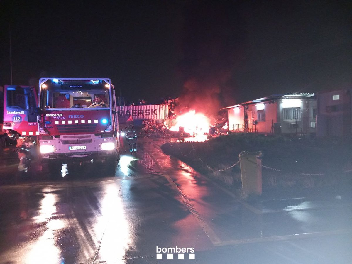 bomberscat's tweet photo. Ahir al vespre, vam extingir un incendi en un desballestament de vehicles de la Selva del Camp on va cremar una pila de ferralla (avís 22.43h @112). Vam sectoritzar i confinar l'àrea afectada i no va propagar a la resta d'instal·lacions. No hi va haver ferits. 

6 🚒 #bomberscat https://t.co/DxFs7ODII2