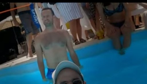 הנה כליל קמחי, יושב בבגד ים כחול על שפת הבריכה. מבט של מבסוט בצימר בכרמי יוסף. זהו יום שמש טוב, האוירה מעולה ויש הרבה אוכל. החברה שאיתה הוא עובד הזמינה את כולם ליום גיבוש וכיף. עכשיו הוא נכנס פנימה לתוך המים. בעוד כמה שניות הוא ימות 🧵