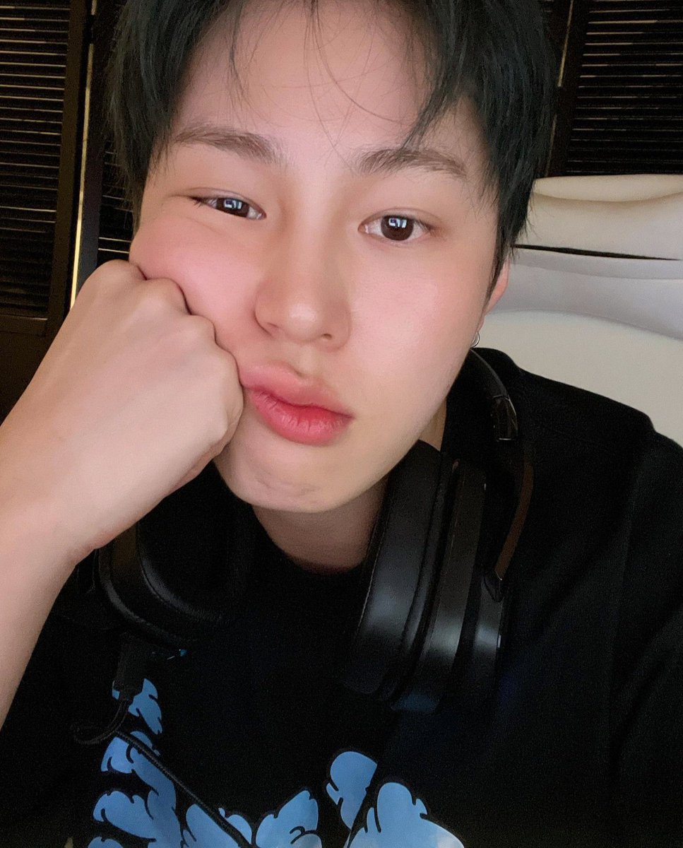 하성운 보송뽀용한 셍얼에 턱 괴는거 너무 좋잖어