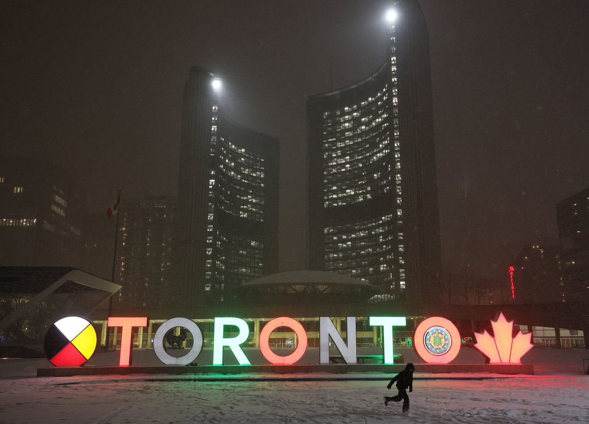 SteveRussell's tweet photo. Nothing quite like a winter storm carpeting Downtown Toronto with snow!
#ONStorm #TOStorm #blizzard https://t.co/wmr8OMpdkq