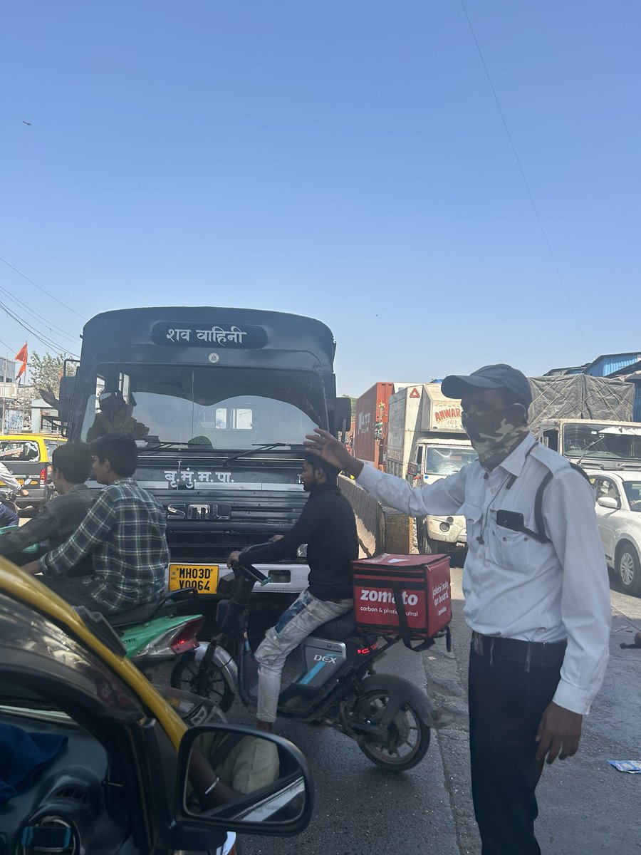 tejas_vp's tweet photo. 🚨 Just witnessed a BMC vehicle coming from the wrong side! 🚧 It's not just a traffic nuisance; it's a safety hazard for everyone on the road. 🚗💨 Please, let's prioritize road safety and follow traffic rules! #RoadSafety #BMC #TrafficAwareness
@mybmc @MumbaiPolice https://t.co/2u8qrOX1k2