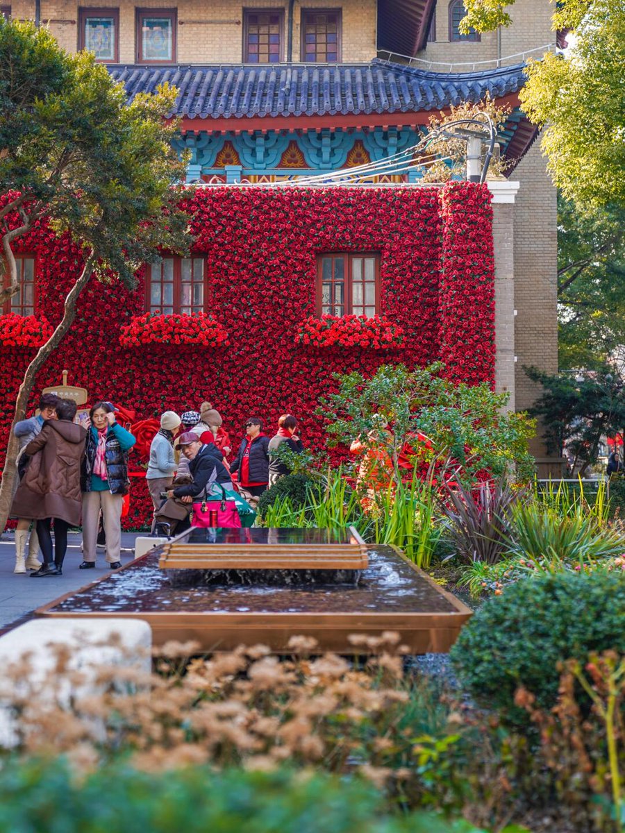 ShLetsMeet's tweet photo. Put up the #roses and put down our problems. Let #love bloom in the petals and in your gaze.
#ValentineDay #ValentineGift #rosewall #flowerwall #Shanghai #citywalk #lover
π·/ιε°ε©§Jing https://t.co/gvSOuts3IF