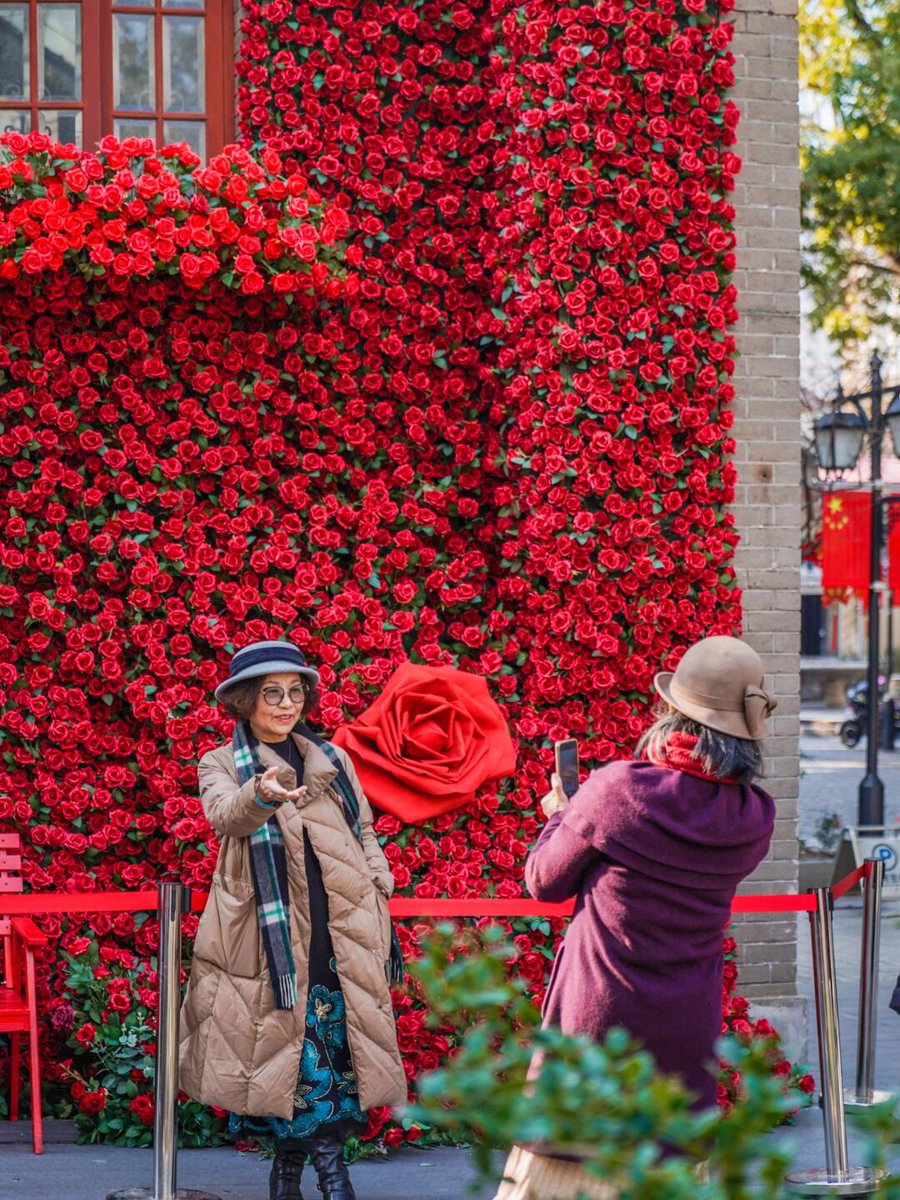 ShLetsMeet's tweet photo. Put up the #roses and put down our problems. Let #love bloom in the petals and in your gaze.
#ValentineDay #ValentineGift #rosewall #flowerwall #Shanghai #citywalk #lover
π·/ιε°ε©§Jing https://t.co/gvSOuts3IF