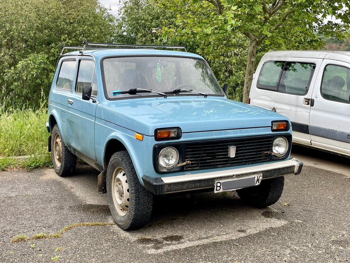 m4rtinsgarage's tweet photo. @abelquepasahoy @FLeandroArias @JOCIMO1 Jajajaja! Sois la pera!! 😂🤣 Veeenga, que os traigo un par de joyas que me encontré en Arén, Huesca. ¿Cuál os gusta más? 🚙⛰️ #lada #ladaniva #jeep #jeepwrangler #jeeplaredo https://t.co/5A22e8lwPe