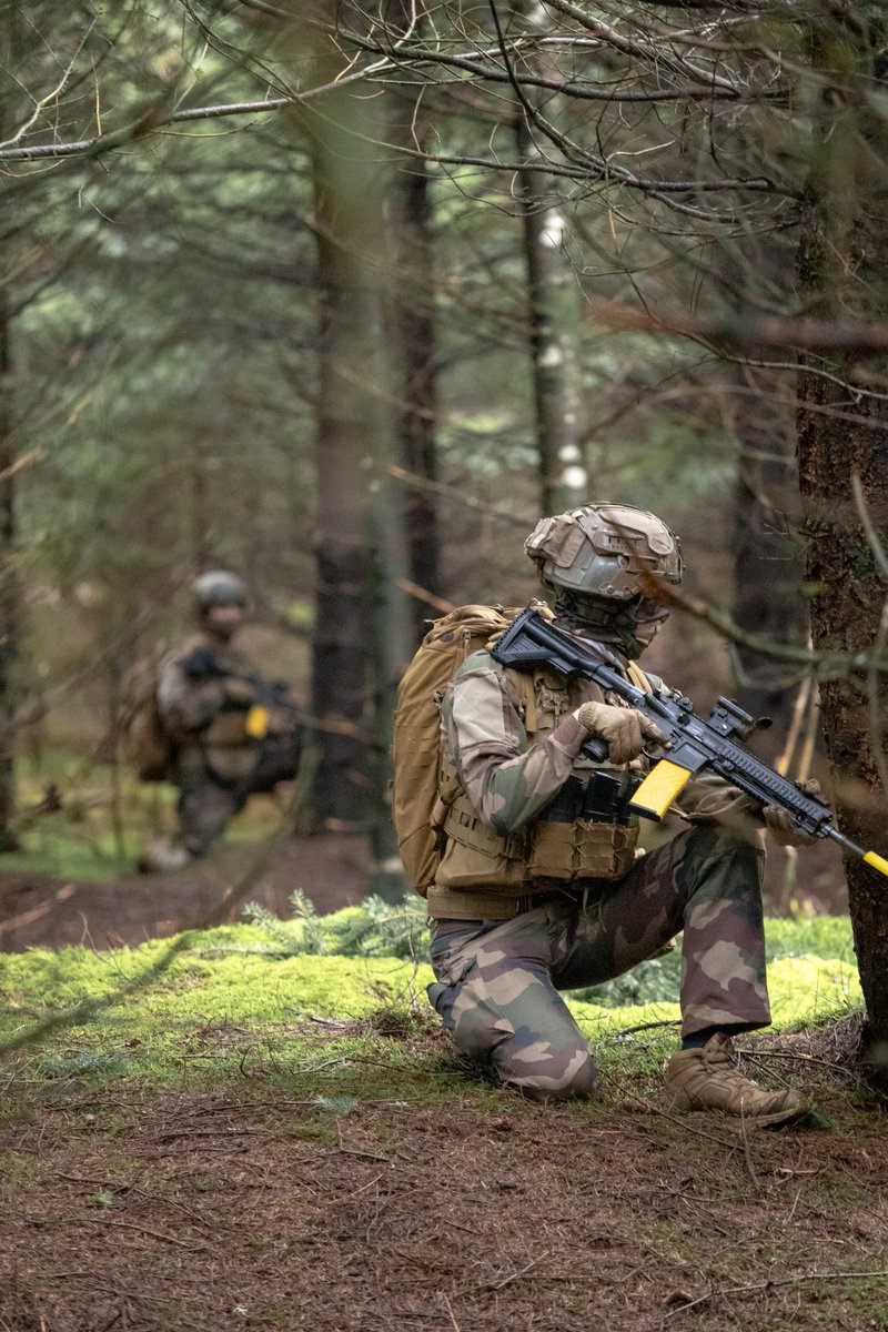 FierEtVaillant's tweet image. Combat en forêt sur le camp de la Courtine avec les Bisons de la SRRI. 
Mission : reconnaître et renseigner en milieu hostile !

#fieretvaillant #infanterie #9ebima
@armee2terre @ArmeesNoA 

Devenez Bison !

Pour nous rejoindre :
126ri.recrutement.fct@intradef.gouv.fr