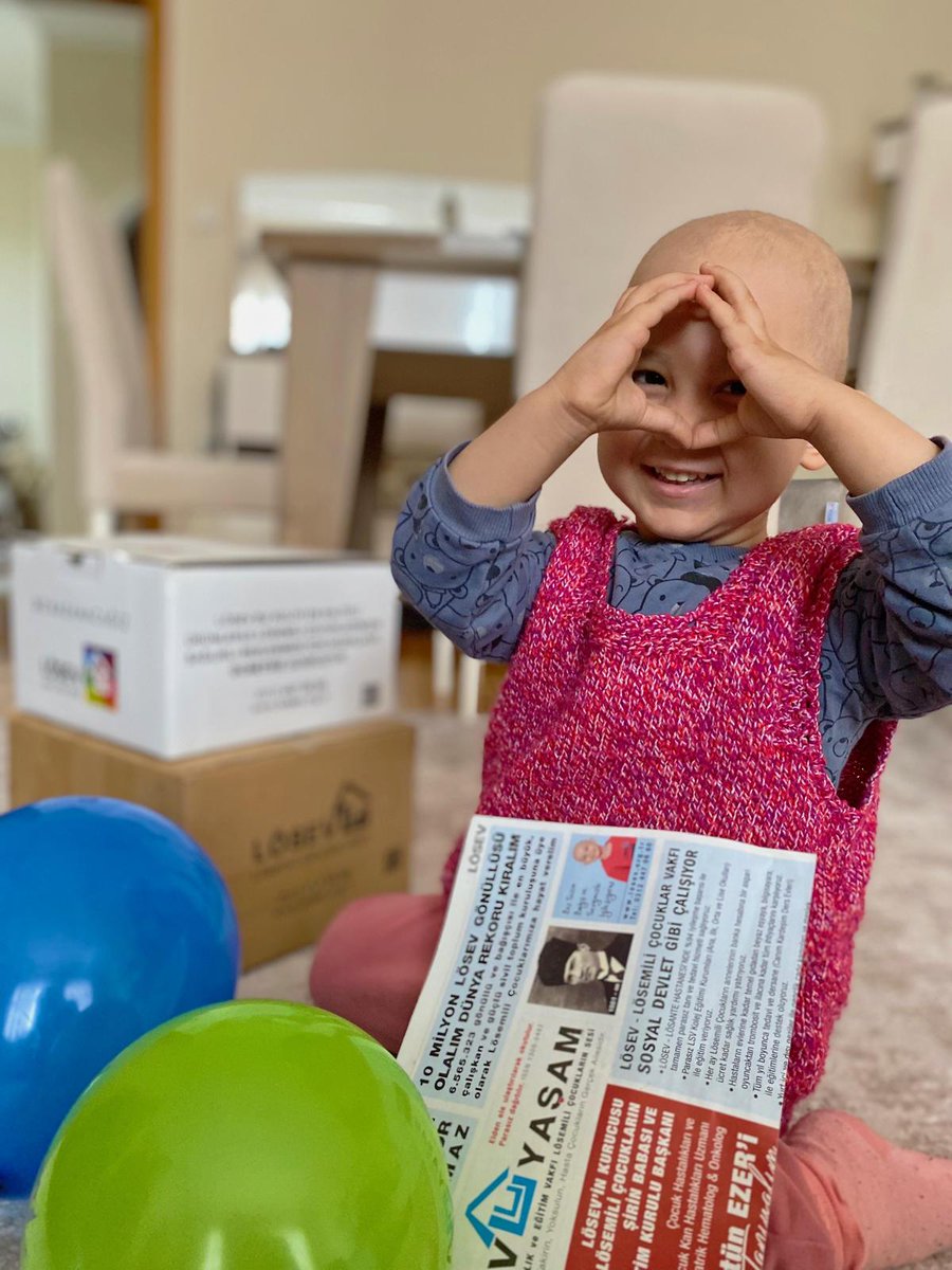 LÖSEV olarak ne mi yapıyoruz? Her gün yeni pencereler açıyoruz umuda... O pencerelerin arkasında hep böyle gülen yüzler görmek istiyoruz... İyi ki varsın LÖSEV.  #KoliKoliMutluluk 
<a href="/losev1998/">LÖSEV</a> <a href="/ustunezer/">Dr. Üstün EZER</a> <a href="/hulya_unver/">Hülya ÜNVER</a> <a href="/julidearifoglu/">Dr.Julide Arifoğlu</a>