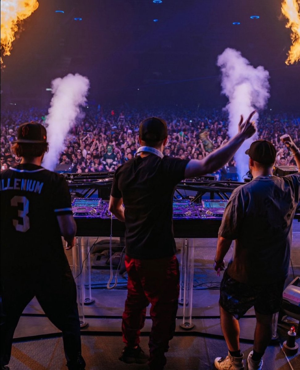 BellaNuce's tweet photo. I’m gonna tell my kids this was Blink-182 #ThunderDome https://t.co/FvV8GTD5ev