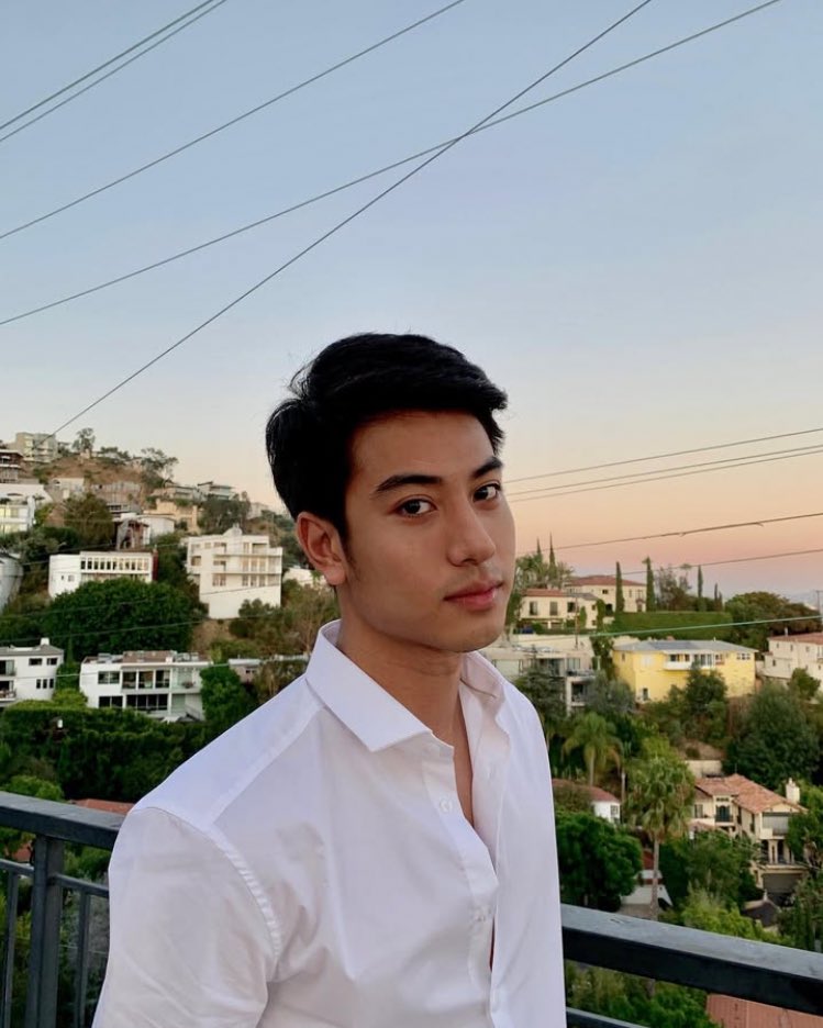 RinaShipper's tweet photo. 【 #TheStranded🇹🇭#ロストインウォーター 神秘の島】全7話Netflixで観た💨
主役を演じたBeam君が亡くなっている😭パース君とマークシワット君が付き合ってる役。#IPYTM のOabさんやNaさん,Tor君Ice Paris君Jamyjames君🦄出演✨島の謎も解決してない終わり方で真相が気になる⛰️Cr. thebeamishere IG https://t.co/iSpBUFRwAc