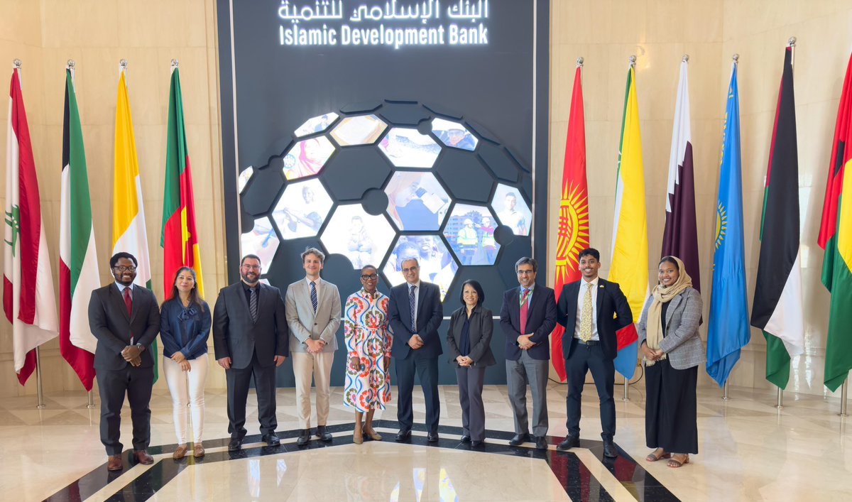 CecilleELB's tweet image. شاركت السيدة اليسيا هربرت @AliciaH_1 
في لقاء مع البنك الإسلامي للتنمية في جدة، حيث ناقشنا مواضيع عدة من ضمنها  تمكين المرأة والشباب من خلال تعزيز المهارات والتعليم. وسلط اللقاء الضوء على البرامج والمصالح المشتركة، و كيفية تمهيد الطريق لتعاون مثمر.
#UKinJeddah