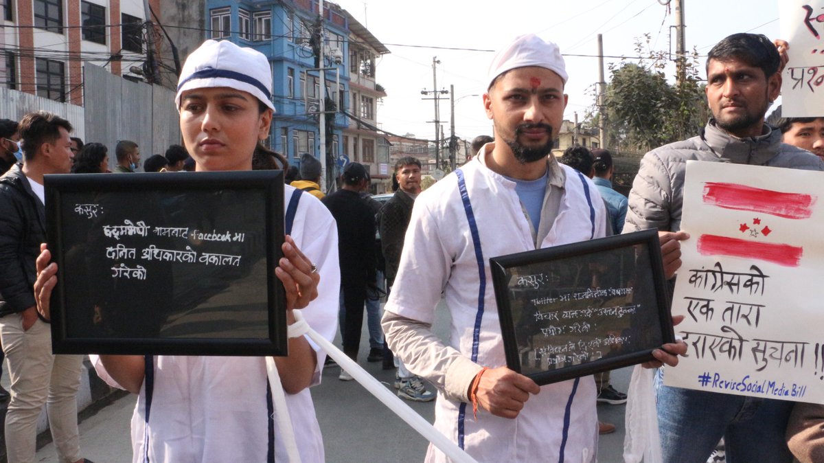 **प्रश्नसँग डराएको सरकार **
मलाई बोल्न दे सरकार
सामाजिक सञ्जाल विधेयकको विरोधमा सत्तारुढ कांग्रेसकै विद्यार्थी संगठन   नेपाल बिध्थार्यी संघ सडकमा 😍
#जय नेपाल <a href="/thapagk/">Gagan Thapa</a> <a href="/SherBDeuba/">Sher Bahadur Deuba</a> <a href="/paudelpradipNC/">Pradip Paudel</a>  <a href="/bishwaprakash77/">Bishwa Prakash शर्मा</a>  <a href="/kpsharmaoli/">K P Sharma Oli</a>