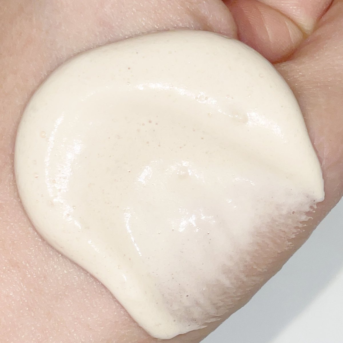 보법이 다른 화잘먹 조합템 찵여왔음
일소 피지연화제 -> 스킨시그널 효소클렌저 순서인데
연화제써도 남아있는것들 효소클렌저가 싹 씻궈줌..
효소클렌저는 머드팩으로도 쓸 수 있는데
블러 와방 먹인 핀터 보정피부됨;;