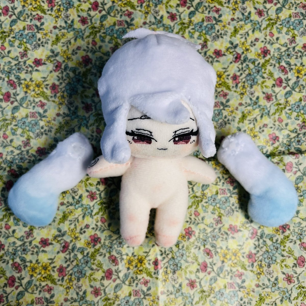 chisaya_trpg's tweet photo. うりさん( #uri_sst )のSW2.5のPC、ニアさんのぬいです！

●キャラクターデザイン
六条さん（ #123hstr ）

●型紙
ぴよぴっこ様 (@piyopicco )
#推しぬいつくりかたBOOK 

●刺繍
平栗あずさ様(@bunny212azy )
#ぬいのお顔手刺しゅうLESSON

●髪縫製参考
オタメイド様

#自作ぬい 
#アトリエちさや https://t.co/8Hs6KJvqbW