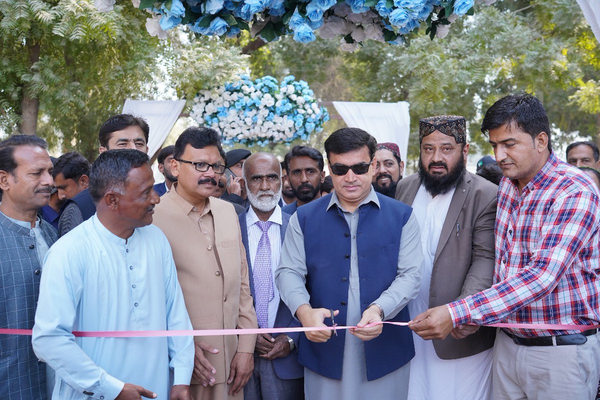 TharEduAlliance's tweet photo. Commissioner Sukkur, Fayyaz Hussain Abbasi, inaugurated the Regional STEAM Festival at IBA Public School. During the event, he visited various stalls and praised the students' creativity and innovation. 
#ScienceInSindh
#SukkurRegionalSTEAMFest https://t.co/vjgbTgv6Zf