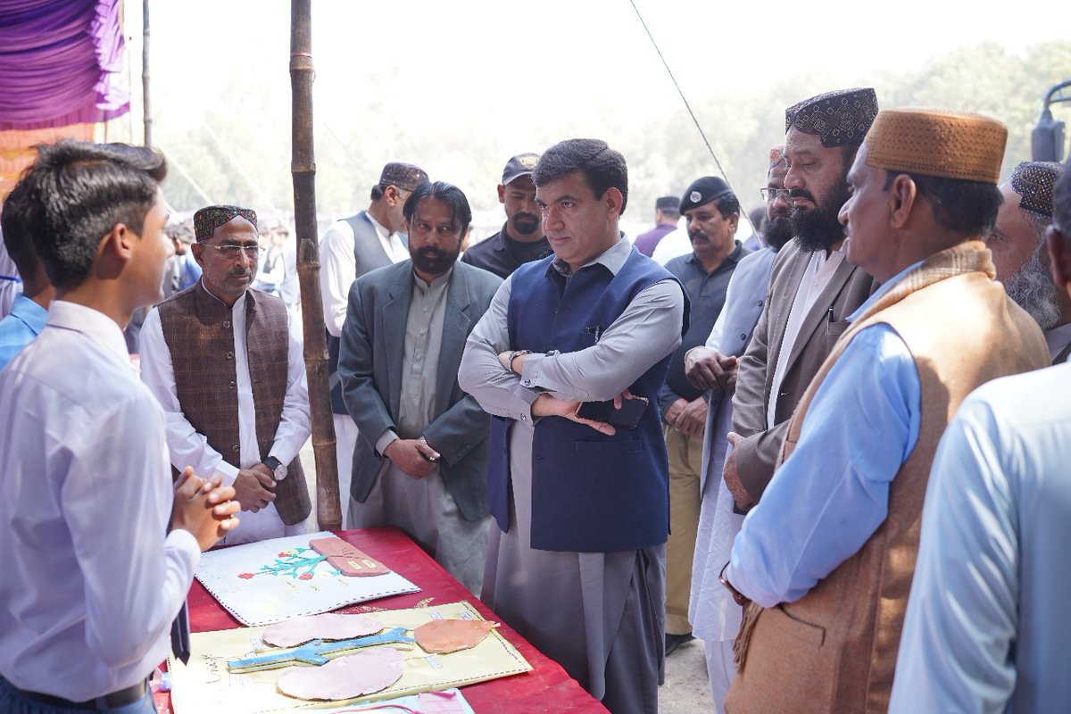 TharEduAlliance's tweet photo. Commissioner Sukkur, Fayyaz Hussain Abbasi, inaugurated the Regional STEAM Festival at IBA Public School. During the event, he visited various stalls and praised the students' creativity and innovation. 
#ScienceInSindh
#SukkurRegionalSTEAMFest https://t.co/vjgbTgv6Zf