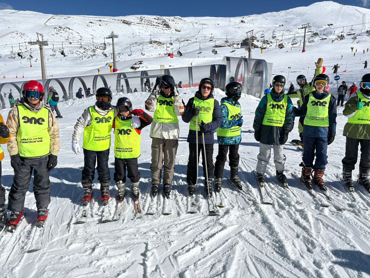 Nuestros alumnos de 2º E.S.O, disfrutan un curso más aprendiendo en las actividades deportivas en Sierra Nevada.