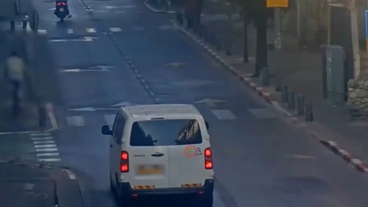 וואלה (@wallanews) on Twitter photo הסיע את המחבל שדקר בתל אביב - והסווה את הרכב שלו עם סמל החטופים | <a href="/hodaya_ran/">hodaya ran</a>
news.walla.co.il/item/3726811 הסיע את המחבל שדקר בתל אביב - והסווה את הרכב שלו עם סמל החטופים | <a href="/hodaya_ran/">hodaya ran</a>
news.walla.co.il/item/3726811