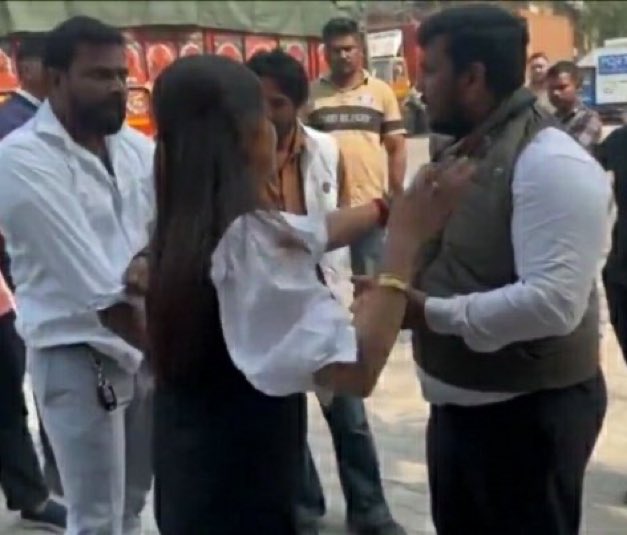 BIG FIGHT 🚨 वायरल वीडियो गाज़ियाबाद कोर्ट परिसर बताया जा रहा है. वकीलों के बीच आंतरिक मामला क्या है पता नही.

महिला वकील ने आदमी का कॉलर पकड़ा है. वो आदमी बार बार कह रहा है मैडम कॉलर छोड़ दो, प्लीज़ कॉलर छोड़ दो. वहां मौजूद लोग भी कह रहे हैं मैडम जी कॉलर छोड़ दो.