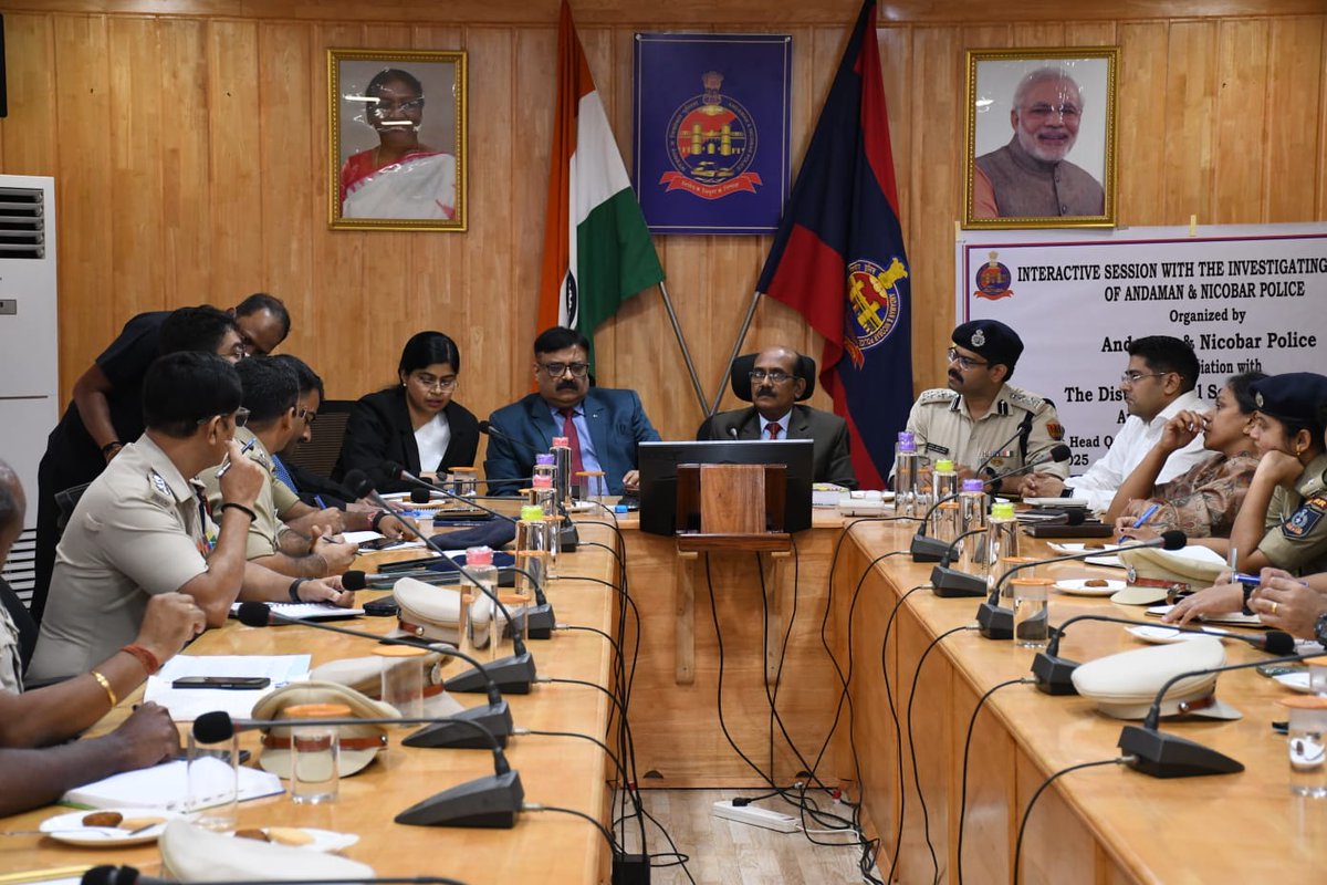 AndamanPolice's tweet photo. An enriching session organized by #AndamanNicobarPolice on 12th Feb 2025, in association with District Legal Service Authority, A&N Islands, aimed at enhancing investigative skills & legal understanding. Hon'ble District Judge & other judicial officials shared valuable insights to boost legal acumen. 

#AndamanNicobar #PoliceTraining #LegalAwareness
@MediaRN_ANI @DGPANIslands @hgsdhaliwalips  @Andaman_Admin 

12 फरवरी 2025 को #AndamanNicobarPolice द्वारा जिला कानूनी सेवा प्राधिकरण, अंडमान और निकोबार द्वीप समूह के सहयोग से एक समृद्ध सत्र आयोजित किया गया, जिसका उद्देश्य जांच अधिकारियों की जांच कौशल और कानूनी समझ को बढ़ाना था। माननीय जिला जज और अन्य न्यायिक अधिकारियों ने कानूनी ज्ञान को बढ़ाने के लिए महत्वपूर्ण जानकारी साझा की।