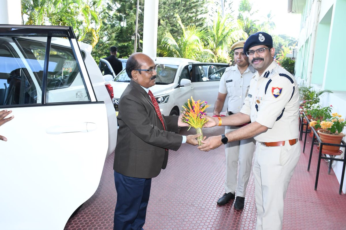 AndamanPolice's tweet photo. An enriching session organized by #AndamanNicobarPolice on 12th Feb 2025, in association with District Legal Service Authority, A&N Islands, aimed at enhancing investigative skills & legal understanding. Hon'ble District Judge & other judicial officials shared valuable insights to boost legal acumen. 

#AndamanNicobar #PoliceTraining #LegalAwareness
@MediaRN_ANI @DGPANIslands @hgsdhaliwalips  @Andaman_Admin 

12 फरवरी 2025 को #AndamanNicobarPolice द्वारा जिला कानूनी सेवा प्राधिकरण, अंडमान और निकोबार द्वीप समूह के सहयोग से एक समृद्ध सत्र आयोजित किया गया, जिसका उद्देश्य जांच अधिकारियों की जांच कौशल और कानूनी समझ को बढ़ाना था। माननीय जिला जज और अन्य न्यायिक अधिकारियों ने कानूनी ज्ञान को बढ़ाने के लिए महत्वपूर्ण जानकारी साझा की।