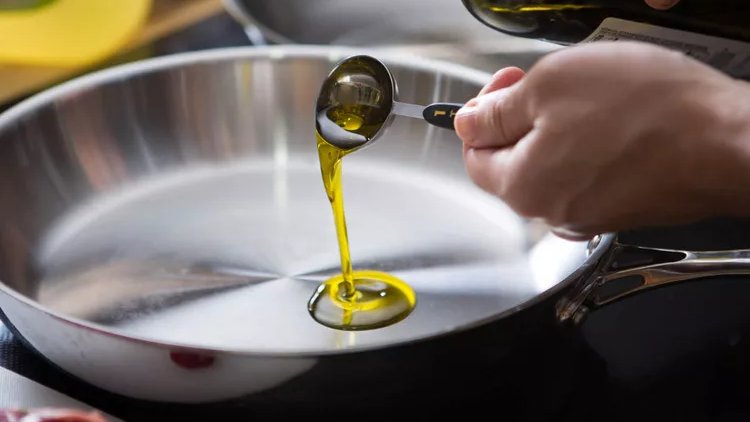 Zeytinyağının yanma noktasının düşük olduğu bilinir (<200°C). Yanma noktası düşük yağlar yüksek sıcaklıklarda daha fazla zararlı madde açığa çıkardığı için, kızartmalarda diğer yağların kullanılması tavsiye edilir. Oysa bu konuda yapılmış bir çalışma tersini söylüyor (1/6)