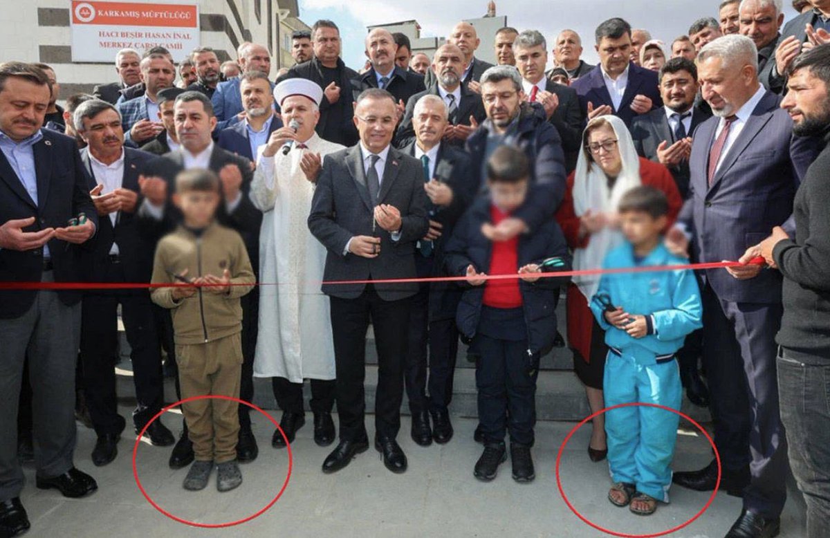 belediye başkanı, vali, koca koca siyasetçiler toplanmış hep birlikte cami açılışı yapıyorlar, törene katılan çocukların ayağında ayakkabı yok. ülkenin vaziyetini bir tek fotoğrafla göster deseler bunu gösterirdim.
