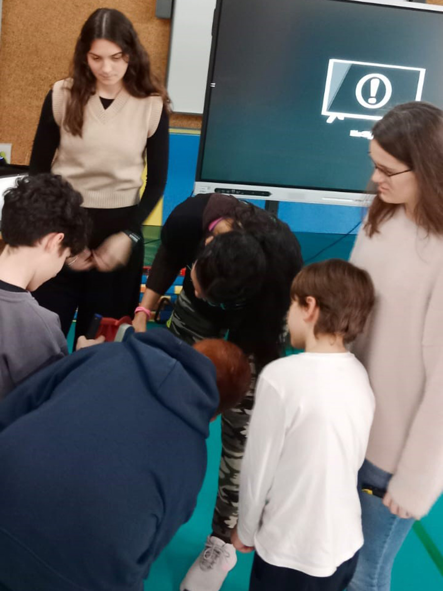 fcd_uex's tweet photo. El laboratorio @afycav  ha participado en el programa de @infouex por el #11F en colaboración con @UExDivulga impartiendo el taller "Investiga, aprende y muévete: el poder de la ciencia y las mujeres que la impulsan". #Science4all #11F2025 #mujeryciencia https://t.co/GrsNnCdXpV