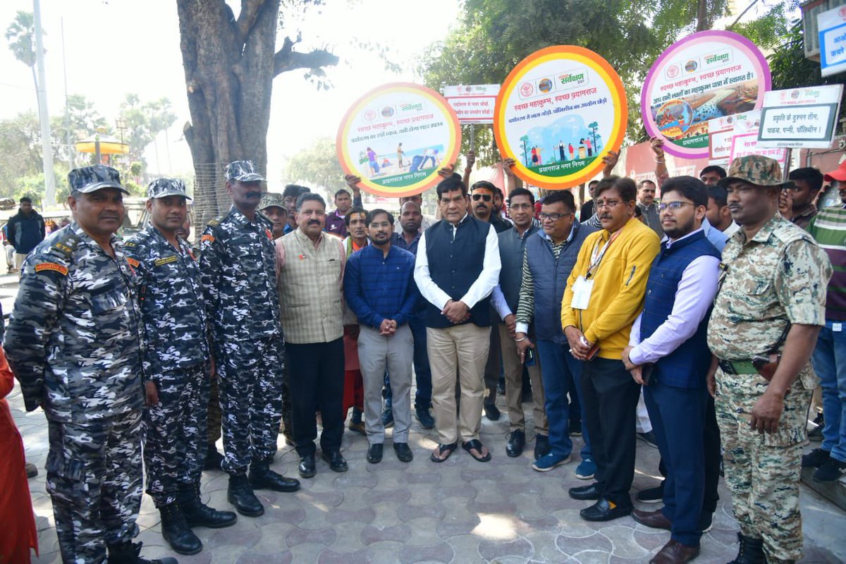 aksharmaBharat's tweet photo. प्रयाग महाकुंभ से लखनऊ के लिये आज निकला। 

निकलते समय तीन आवश्यक कार्य किए। 

1. सिविल लाइंस के चिर परिचित हनुमान मंदिर में अपने इष्टदेवता का महाकुंभ की सफलता के लिए धन्यवाद किया। 

2. ⁠प्रयाग नगर एवं ���ीर्थक्षेत्र में सफ़ाई कार्य  कर रहे सफ़ाई मित्र भाई-बहनों का धन्यवाद करते हुए उन्हें एवं स्वच्छता का संदेश फैलाने वाली आईईसी टीम को सम्मानित किया। 

3. ⁠प्रयाग नगर निगम के नगर  आयुक्त सहित वरिष्ठ अधिकारियों को भी बधाई देते हुए महाकुंभ में स्थापित किए उच्च मानदंडों को हमेशा के लिए अपनी कार्यशैली में उतारने के लिए प्रेरित किया।  

सबको पुनः धन्यवाद।

@narendramodi @myogiadityanath @JPNadda @Bhupendraupbjp @mlkhattar @idharampalsingh @MahaKumbh_2025  @MahaaKumbh  @MoHUA_India @SwachhBharatGov 

#Mahakumbh2025 
#MahaKumbhCalling #NayeBharatKaNayaUP 
#GoodGovernance  #एकता_का_महाकुम्भ #महाकुंभ2025
