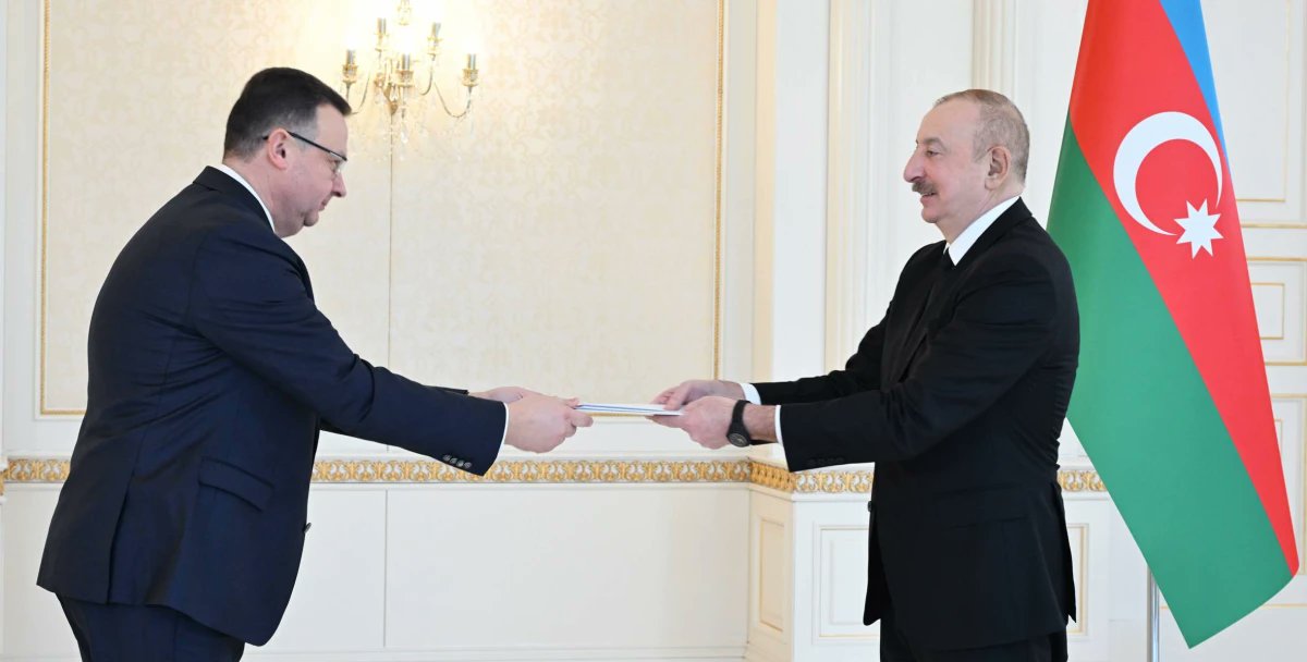 TuranAgentliyi's tweet photo. И.Алиев принял верительные грамоты послов Парагвая, Беларуси и Турции https://t.co/2yfsDBYqVS

13 февраля глава государства Ильхам Алиев принял верительные грамоты новоназаченных послов в Азербайджане.  Посла Парагвая - Сеферино Вальдеза Пералтана, Беларуси – Дмитрия Пиневича ... https://t.co/mzykgbYYmk