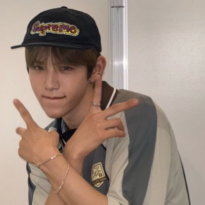 อยากยิ่งใหญ่ อยากเป็นเศรษฐี อยากมีบ้านมีรถยนต์ อยากมีสุขมีเงินสะสม เป็นศิลปินดารา😎♠️👓🦓📓♣️🕶️🕷️♟️🕋🚓🎩🥋🐜🏴‍☠️⚫️🐼
#.NewProfilePic