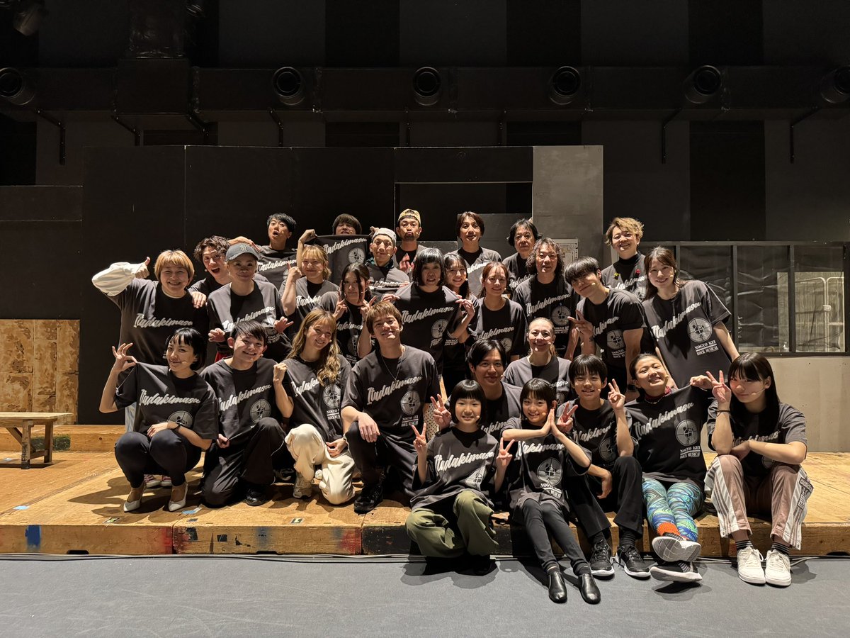 69itadakimasu's tweet photo. 初のバンド合わせっ🥁🎸🎹
キャスト&amp;バンドが集合です!!

そして🥺

劇場ロビーでグッズ販売するTシャツが届きました!!

デザインは #PaniCrew 
#植木豪 さんです🤘

かっこよくて、カワイイ🤩
ぜひ劇場でゲットして観劇して下さい🤩

#農業 #ロック
#ミュージカル
#中山優馬
#舞台
#グッズ
#ホスト https://t.co/n5bRwd2RmS