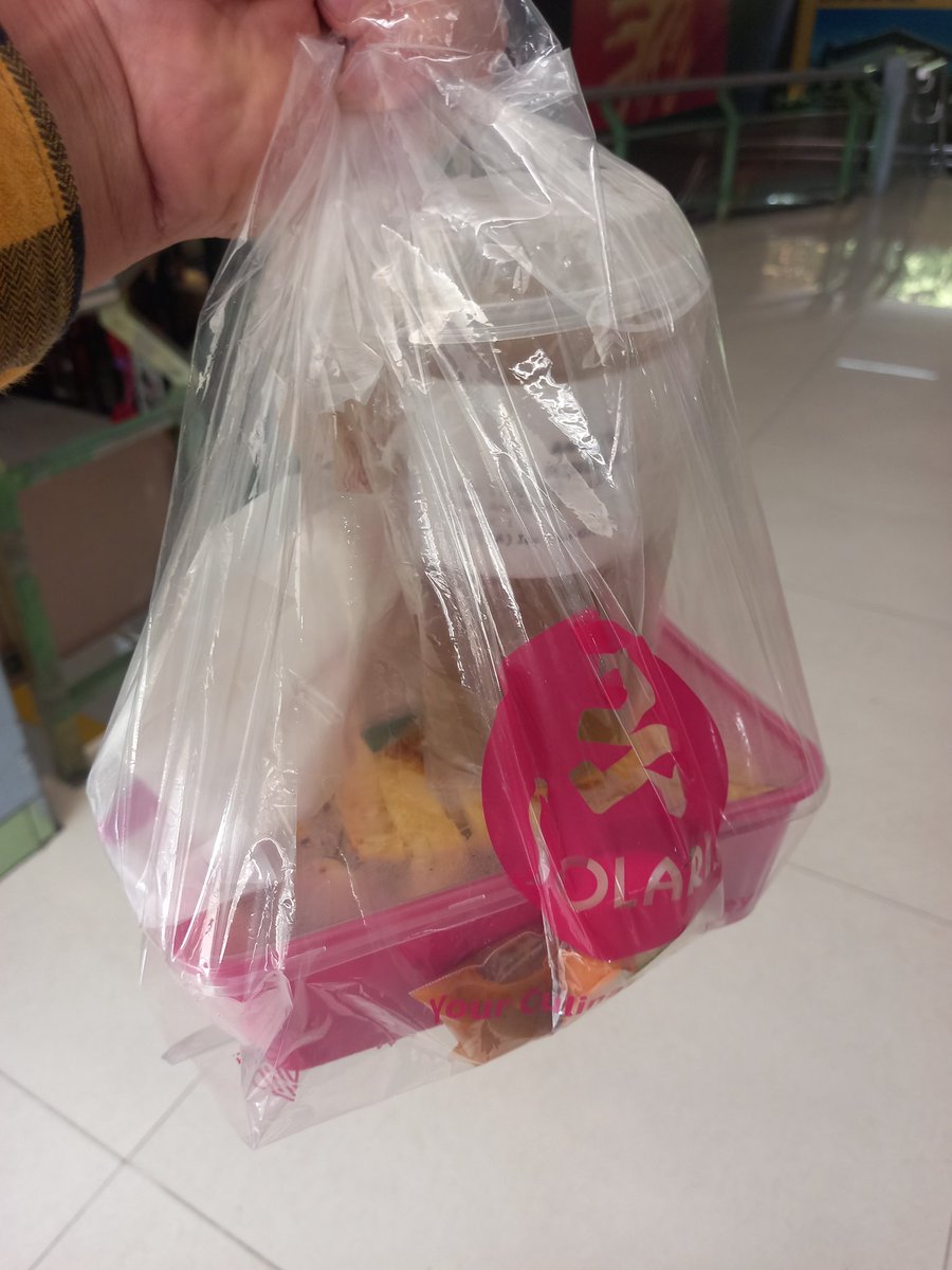 j0sun's tweet photo. perut laper banget, pesan udah jelas tapi servicenya malah ngga bener, jelas² pesannya gimana tertulis, tapi malah bikin emosi, @SolariaID tulisan sangat jelas "DINE IN" tp malah TA semua....jadi badmood ngga nafsu https://t.co/Bz9BsJ4sRT