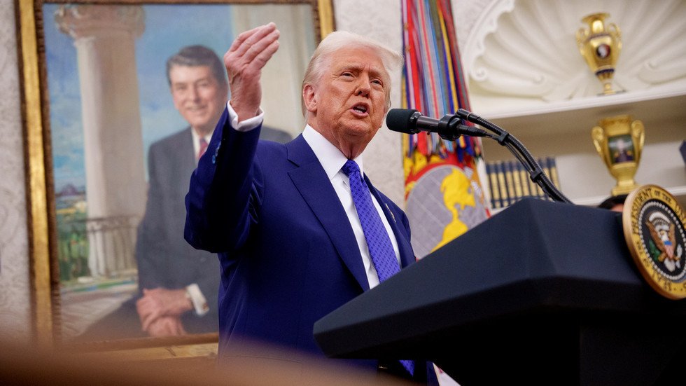 caurbeau1's tweet photo. Pas d'OTAN pour Kiev, concessions territoriales ukrainiennes, lieu des discussions avec Poutine : les principaux enseignements du briefing de Trump 
Le président américain s'est adressé à la presse après ce qu'il a qualifié d'appel téléphonique "formidable" avec son homologue russe.

RT News 13 Fév. 2025 - https://t.co/YWrtGUjWcK

Le président américain Donald Trump s'est adressé aux journalistes dans le bureau ovale mercredi après son appel téléphonique très attendu avec son homologue russe, Vladimir Poutine, au cours duquel ils ont discuté du conflit ukrainien. 

Voici les principaux éléments à retenir des propos de M. Trump concernant les discussions avec M. Poutine et l'avenir de l'Ukraine : 

L'Arabie saoudite pourrait accueillir un sommet 
historique 
M. Trump a qualifié l'appel avec M. Poutine de "formidable", ajoutant qu'il avait ensuite eu des discussions constructives avec le dirigeant ukrainien Vladimir Zelensky. 

Le président américain a indiqué qu'il pourrait finalement s'entretenir en personne avec M. Poutine. "La première fois que nous nous rencontrerons en Arabie saoudite, nous verrons si nous pouvons faire quelque chose... Nous connaissons le prince héritier [Mohammed bin Salman], et je pense que ce serait un très bon endroit pour se rencontrer."

M. Trump a déclaré que la date exacte du sommet n'avait pas été fixée, mais qu'il pourrait avoir lieu dans un "avenir pas trop lointain".  

Selon le président américain, les deux dirigeants pourraient également échanger des visites, M. Poutine venant aux États-Unis et M. Trump se rendant en Russie. "En fait, nous nous attendons à ce qu'il vienne ici et que j'aille là-bas". a déclaré M. Trump. 

Il a indiqué que M. Zelensky ne serait "probablement" pas présent lors du sommet potentiel en Arabie saoudite. M. Trump a également indiqué qu'il "ne s'est pas engagé à se rendre en Ukraine". 

Pas d'adhésion à l'OTAN pour Kiev 
Le président américain a déclaré qu'il ne pensait pas qu'il était "pratique" que l'Ukraine rejoigne le bloc militaire dirigé par les États-Unis, faisant écho à une déclaration antérieure de son secrétaire à la défense, Pete Hegseth. M. Trump a rappelé que l'adhésion de l'Ukraine à l'OTAN constitue depuis longtemps une ligne rouge pour la Russie.

"Je pense que bien avant le président Poutine, ils ont dit qu'il était hors de question qu'ils autorisent cela. Cela dure depuis de très nombreuses années. Ils disent depuis longtemps que l'Ukraine ne peut pas entrer dans l'OTAN. Et je suis d'accord avec cela." 

Les frontières d'avant 2014 sont "improbables" 
L'Ukraine a peu de chances de récupérer les territoires qu'elle a perdus au profit de la Russie au cours de la dernière décennie, a déclaré M. Trump. "Cela semble en tout cas peu probable. Ils ont pris beaucoup de terres, ils se sont battus pour ces terres et ils ont perdu beaucoup de soldats". 

Le président américain a toutefois laissé entendre que Kiev pourrait récupérer une partie du territoire actuellement contrôlé par la Russie, affirmant qu'"une partie reviendra". 

En 2014, la Crimée a voté à une écrasante majorité en faveur de son rattachement à la Russie, à la suite du coup d'État soutenu par l'Occident à Kiev. L'Ukraine revendique toujours la péninsule comme son propre territoire. À l'automne 2022, quelques mois après l'escalade du conflit russo-ukrainien, les régions de Donetsk, Lougansk, Kherson et Zaporozhye ont emboîté le pas à la Crimée et ont voté en faveur de leur rattachement à la Russie.

Moscou contrôle également une partie de la région ukrainienne de Kharkov, tandis que l'Ukraine a un pied dans la région de Koursk, frontalière de la Russie. 

Des élections pour Zelensky 
M. Trump a réfuté l'idée qu'il "excluait" Zelensky du processus de paix, mais il a laissé entendre que le dirigeant ukrainien - dont le mandat présidentiel expire en mai 2024 et que la Russie considère comme "illégitime" - devait organiser des élections à un moment donné. 

Il a également noté que M. Zelensky souhaitait des "garanties de sécurité", mais n'a pas voulu s'étendre sur le sujet, suggérant que "nous verrons ce que cela signifie".

 "Il y a une chose sur laquelle il a été très ferme : il veut, si elle [la guerre] se termine, qu'elle se termine". 

‘We want to end that war’
Selon M. Trump, la Russie, l'Ukraine et les États-Unis sont désormais "sur la voie de la paix". "Je pense que le président Poutine veut la paix, que le président Zelensky veut la paix et que je veux la paix. Je veux juste que les gens arrêtent de se faire tuer", a-t-il déclaré.

#DonaldTrump #conflitRussieUkraine #Ukraine #VladimirPoutine #VladimirZelensky #Paix