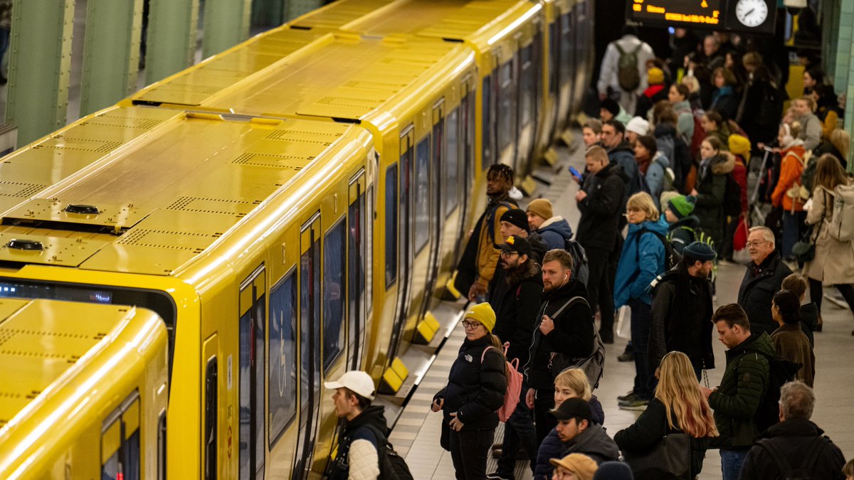 Die Berliner Kontrolleure waren im letzten Jahr fleißig. Wie sich das Deutschlandticket auf ihre Arbeit ausgwirkt hat und wo sie die meiste Arbeit haben.
checkpoint.tagesspiegel.de/langmeldung/3a…