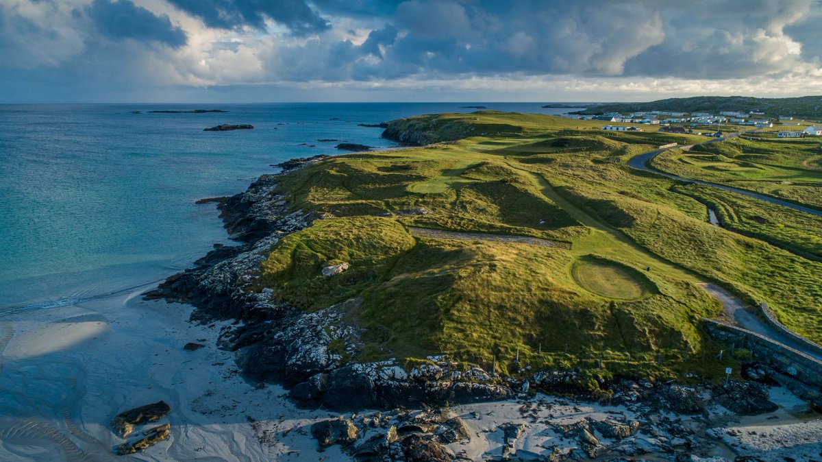 Dreaming of a golfing getaway in Connemara? With its breathtaking views, world-class fairways, and rugged coastline, Connemara Golf Links is the perfect destination for any golf lover in 2025. 🌄🌊

 connemaragolflinks.com/visitor
 #GolfIreland #LinksGolf #WildAtlanticWay #GolfTrip