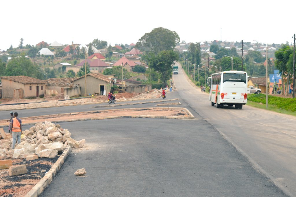 UKWELITIMES's tweet photo. @RTDARwanda itangaza ko Imirimo yo gukora umuhanda wa #Kibugabuga-#Shinga-#Gasoro (67.34Km), uhuza @RwandaEast na @RwandaSouth iri kugana ku musozo, kuko kuri ubu, uyu muhanda ari nyabagendwa aho igeze kuri 97%.
Uyu muhanda wageze i #Nyanza,aho uhurira n'uwa #Kigali-Huye.
✍️ Jean Marie